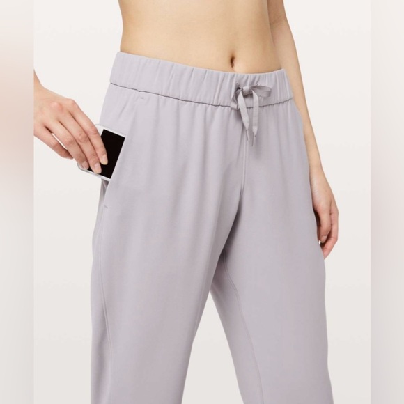 NWT Lululemon On The Fly Jogger in Silverscreen - Picture 8 of 8